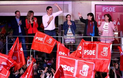 Pedro Sanchez celebra los resultados en la sede del PSOE en la calle Ferraz.