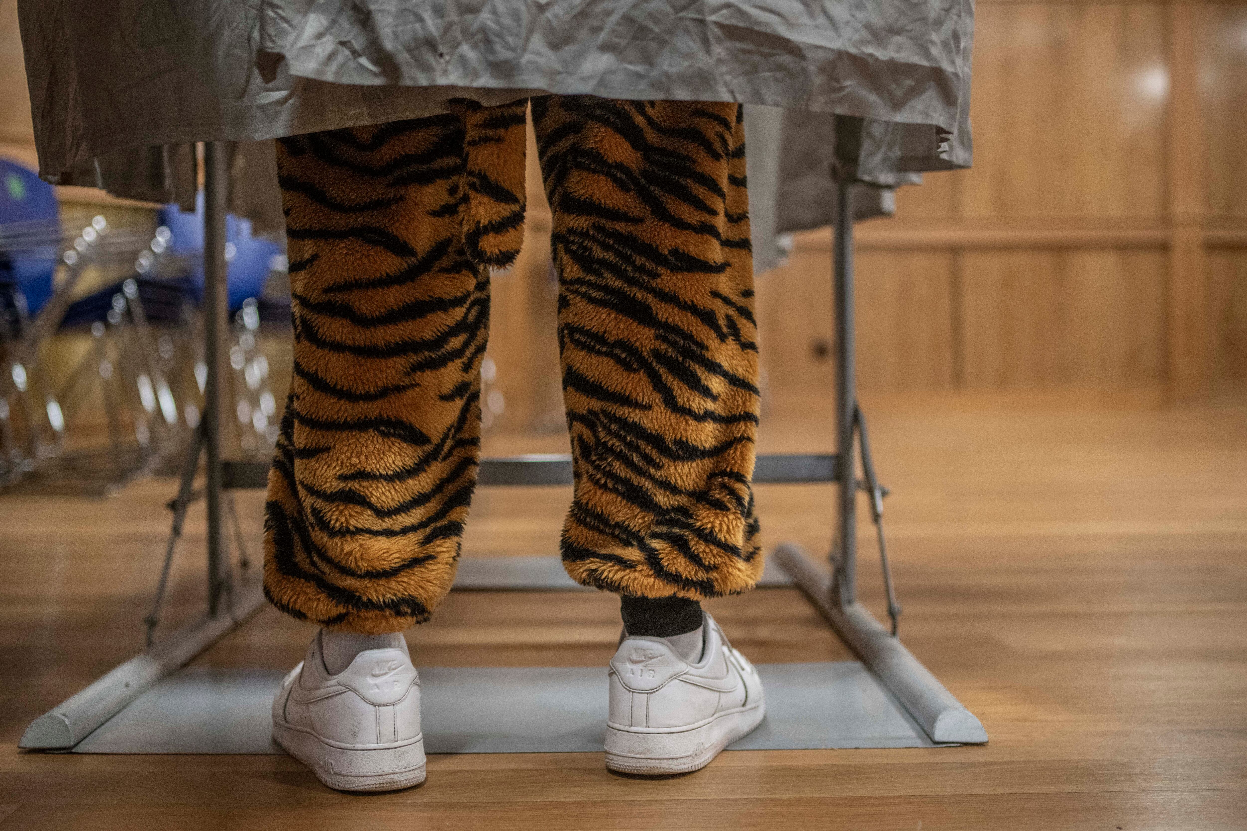 Una persona disfrazada, en un colegio electoral en Xinzo de Limia (Ourense), este domingo. 