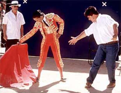 Pedro Almodóvar y Rosario Flores, durante el rodaje de <i>Hable con ella</i>.