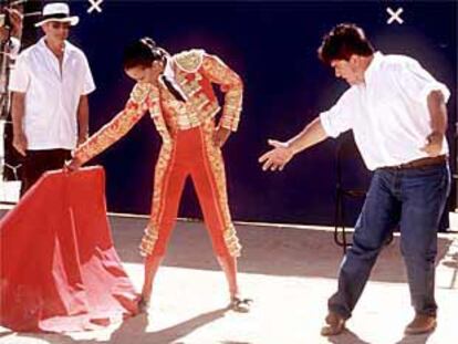 Pedro Almodóvar y Rosario Flores, durante el rodaje de <i>Hable con ella</i>.