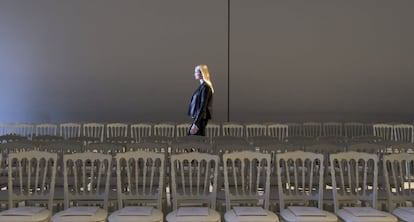 Una modelo asiste a un ensayo general antes del desfile de la colección Primavera-Verano del diseñador libanés Zuhair Murad.