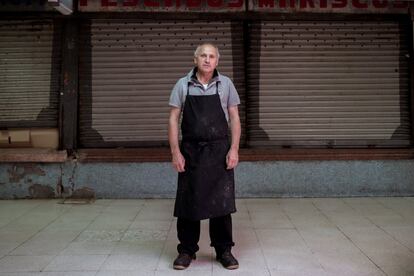 Jose Zapata, pollero, 61 años. Zapata empezó a los 16 años a vender pollo en la caseta de su primo. “Como no estudié me tuve que meter a trabajar”, dice este toledano que llegó en los años sesenta a vivir a Madrid. “Me trajeron mis padres en la maleta y aquí estoy”. Zapata asegura que su pollo es fresco porque va todas las mañanas a Mercamadrid, y no entrega la comida envasada. Su futuro es jubilarse. No tiene hijos.