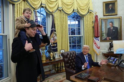 Elon Musk, con su hijo  X ? A-XII, junto a Donald Trump, este martes en el Despacho Oval de la Casa Blanca.