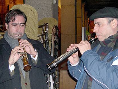 Joaquín González, a la derecha, con boina, y Antonio Lucio Gil interpretan villancicos con la dulzaina.