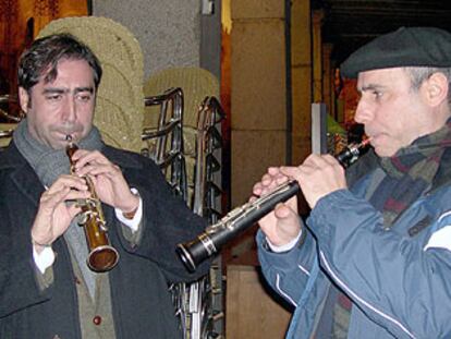 Joaquín González, a la derecha, con boina, y Antonio Lucio Gil interpretan villancicos con la dulzaina.