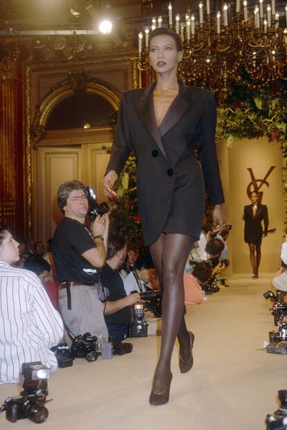 Aunque ya lo hizo antes el responsable de decodificar el esmoquin y adaptarlo al armario femenino: Yves Saint Laurent (en la imagen, la colección otoño-invierno 1988/89).