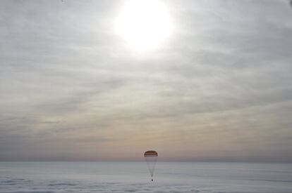 La cápsula espacial rusa Soyuz TMA-18M que lleva a la tripulación de la Estación Espacial Internacional (ISS) se prepara para aterrizar en los alrededores de Zhezkazgan, Kazajstán.