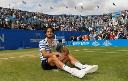 Feliciano López posa con el trofeo de Queen's.