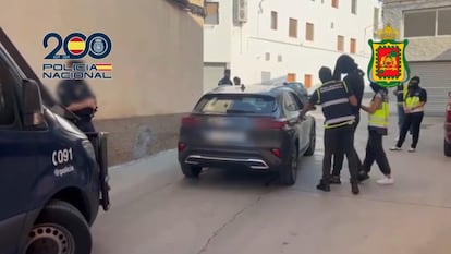 Agentes de la Policía Nacional trasladan a uno de los detenidos en Vallfogona de Balaguer (Lleida) en una captura del vídeo facilitado por el Ministerio del Interior.