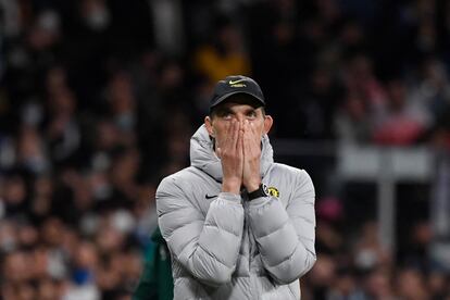 Tuchel se lamenta por una acción del partido.