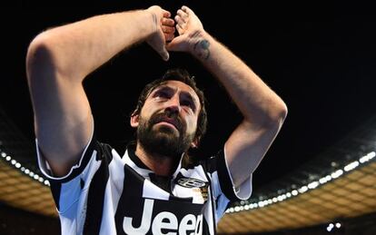 Pirlo saluda a los aficionados de la Juve después de la final de Champions