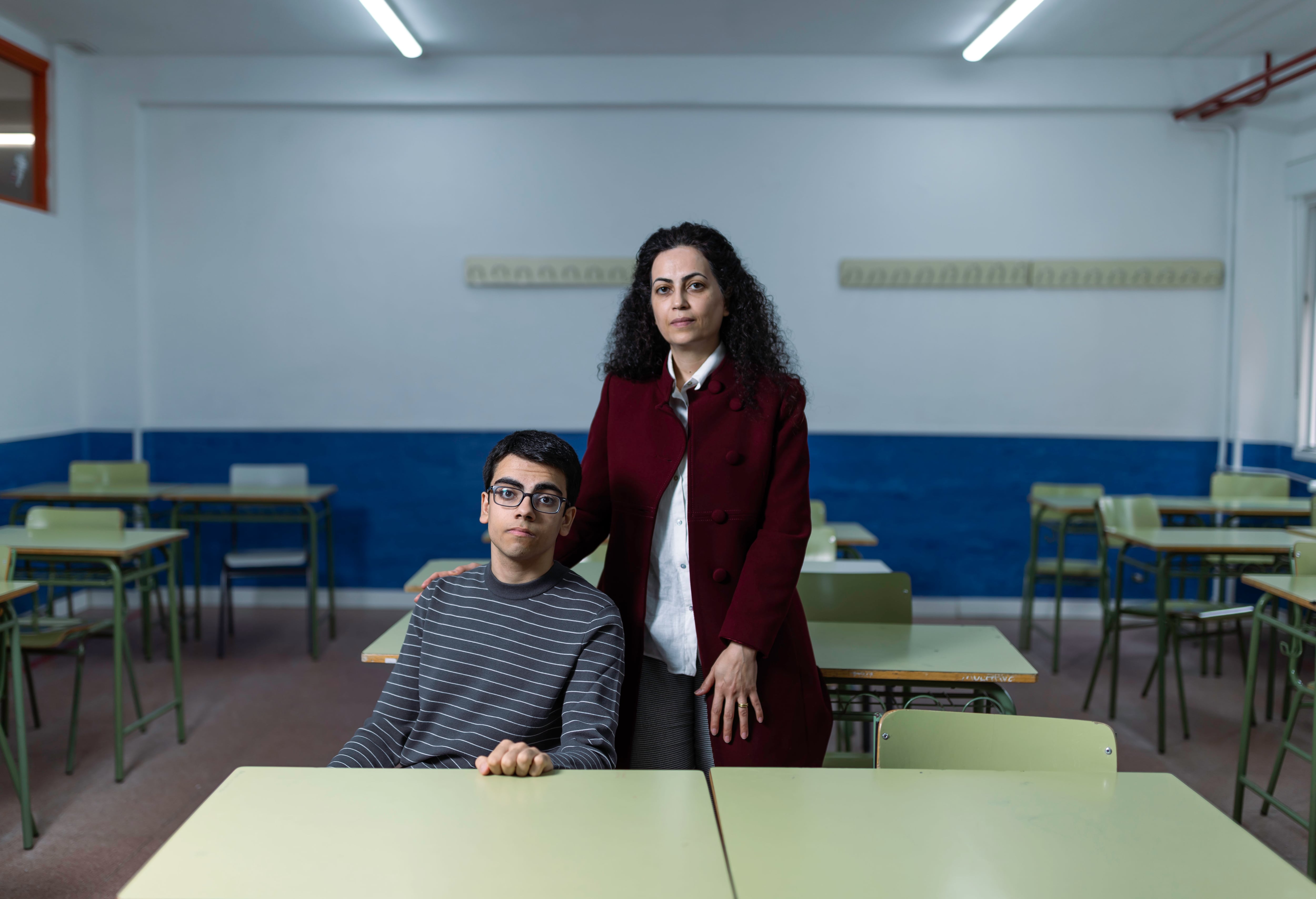Kian y su madre Nasim, este miércoles en el Instituto Severo Ochoa de Alcobendas (Madrid).