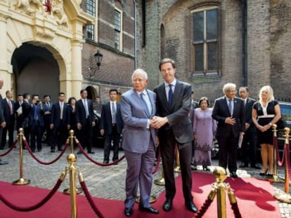 El primer ministro malasio, Najib Razak, y su hom&oacute;logo holand&eacute;s, Mark Rutte, este jueves en La Haya.