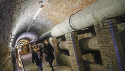 Visitantes en el túnel de las aguas.