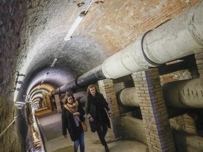 Visitants al túnel de les aigües.