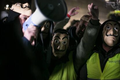 Taxistas con máscaras se manifiestan frente a la Generalitat en la plaza Sant Jaume de Barcelona, el 21 de enero de 2018.