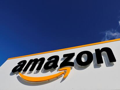 Logotipo de Amazon en un centro logístico en Boves (Francia).