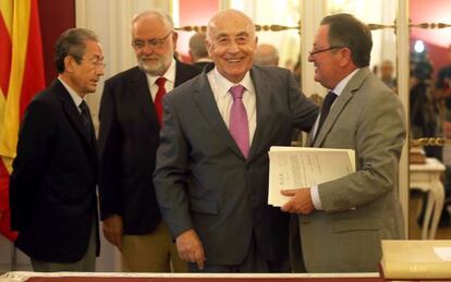 Jos&eacute; Cholbi, tras su toma de posesi&oacute;n, junto a &Aacute;ngel Luna y Juan Cotino.