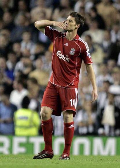 Xabi Alonso celebra su gol.