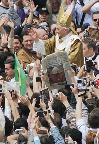 Benedicto XVI pasea entre la multitud congregada en el Vaticano tras su entronización.