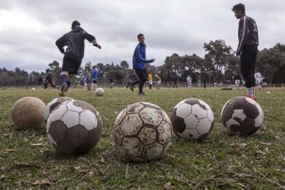 Alunos da escola de futebol Renato Cesarini, durante um treino.