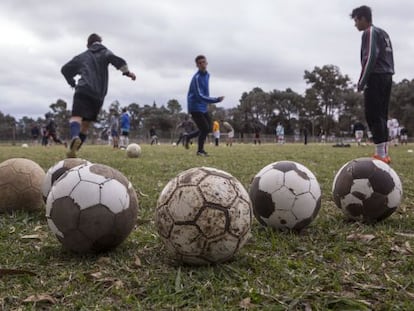 Alunos da escola de futebol Renato Cesarini, durante um treino.