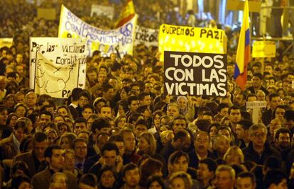 La calle de la Paz de Valencia llena de gente con pancartas en contra del terrorismo y en recuerdo de las víctimas.
