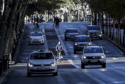 Un ciclista pasa por el carril bici de los bulevares.