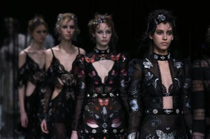 Propuesta de Alexander McQueen para el pr&oacute;ximo oto&ntilde;o-invierno, presentada este domingo en Londres.