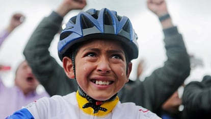 Julián Gómez, en 2019, mientras seguía a través de una pantalla gigante al héroe local, el ciclista colombiano de Ineos Egan Bernal, campeón del Tour de Francia.