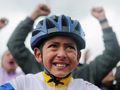 Julián Gómez, en 2019, mientras seguía a través de una pantalla gigante al héroe local, el ciclista colombiano de Ineos Egan Bernal, campeón del Tour de Francia.