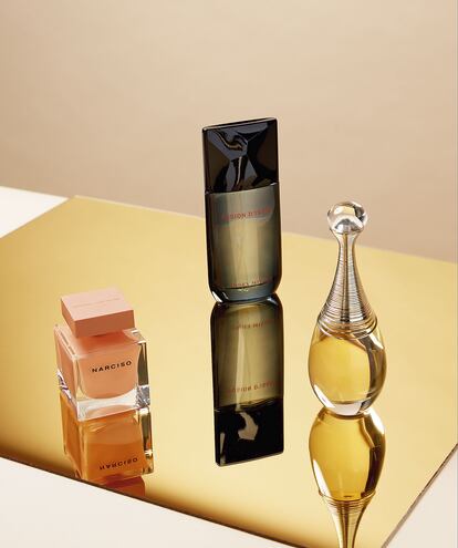 El ámbar y el almizcle en Narciso Eau de parfum ambrée de Narciso Rodriguez (50 ml, 87 €) seducen. Las fragancias inspiradas en la naturaleza como Fusion d’Issey de Issey Miyake (100 ml, 86 €) evaden. El nariz de J’ adore Infinissime de Dior (100 ml, 145 €) trabajó el nardo de Grasse porque le transporta a su niñez.