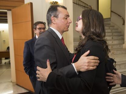 M&ograve;nica Oltra, ayer, con el presidente de la CEV, Salvador Navarro.