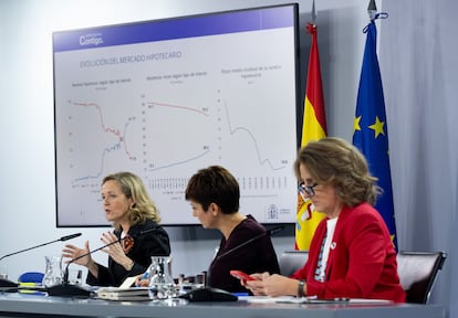 Nadia Calviño, Isabel Rodríguez y Teresa Ribera, en una rueda de prensa posterior a un Consejo de Ministros.