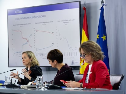 Nadia Calviño, Isabel Rodríguez y Teresa Ribera, en una rueda de prensa posterior a un Consejo de Ministros.
