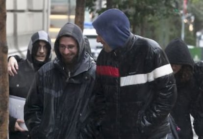 El titiritero Raúl G. (a la izquierda), a su llegada a la Audiencia Nacional el pasado jueves.