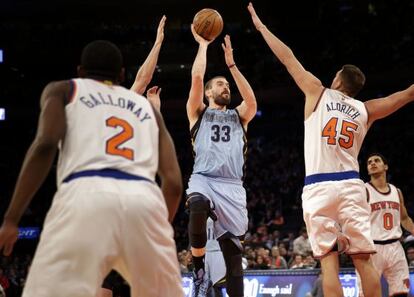 Marc Gasol lanza ante Aldrich en el Knicks-Grizzlies.