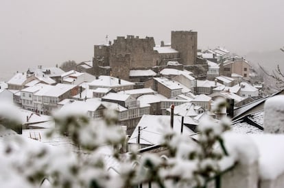 Vista general del pueblo de Castro Caldelas (Ourense) cubierto por la nieve .