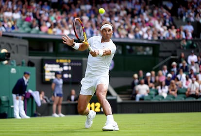 Nadal devuelve de revés durante el partido contra Cerúndolo.