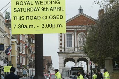 La policía británica refuerza la seguridad en Windsor, en la víspera de la boda.