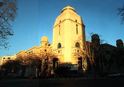 Emblemático edificio racionalista de la avenida de Blasco Ibáñez que albergará el Rectorado de la Universidad de Valencia.