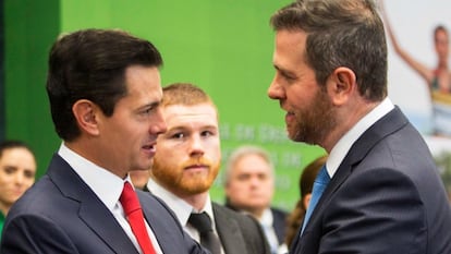 Alfredo Castillo y Enrique Peña Nieto durante la entrega del Premio Nacional de Deporte 2018 y el Premio Nacional al Mérito Deportivo 2018.