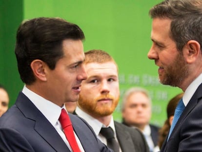 Alfredo Castillo y Enrique Peña Nieto durante la entrega del Premio Nacional de Deporte 2018 y el Premio Nacional al Mérito Deportivo 2018.