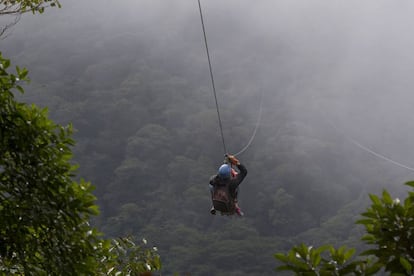 Habitual entre los destinos más sostenibles del planeta, <a href="https://elviajero.elpais.com/elviajero/2016/07/27/actualidad/1469641402_382848.html" target="_blank">Costa Rica</a> puede convertirse además en 2020 en uno de los primeros países con huella de carbono cero (un 90% de su energía ya proviene de fuentes renovables). Una cuarta parte de su territorio está protegido para disfrutar de la enorme biodiversidad del país, accesible a través de propuestas de aventura como una travesía en kayak por el parque nacional de Tortuguero; recorrer el frondoso bosque nublado de Monteverde y lanzarse por una de las tirolinas más largas del mundo; avistar ballenas jorobadas en la costa del Pacífico o practicar surf en la playa Tamarindo.