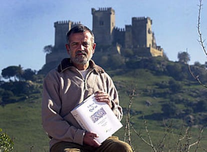 Mansur Escudero posa con un ejemplar en castellano del Corán.