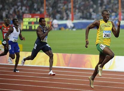 El jamaicano bate también el récord en los 200 metros lisos con un tiempo de 19, 30 segundos y se lleva otro oro olímpico.