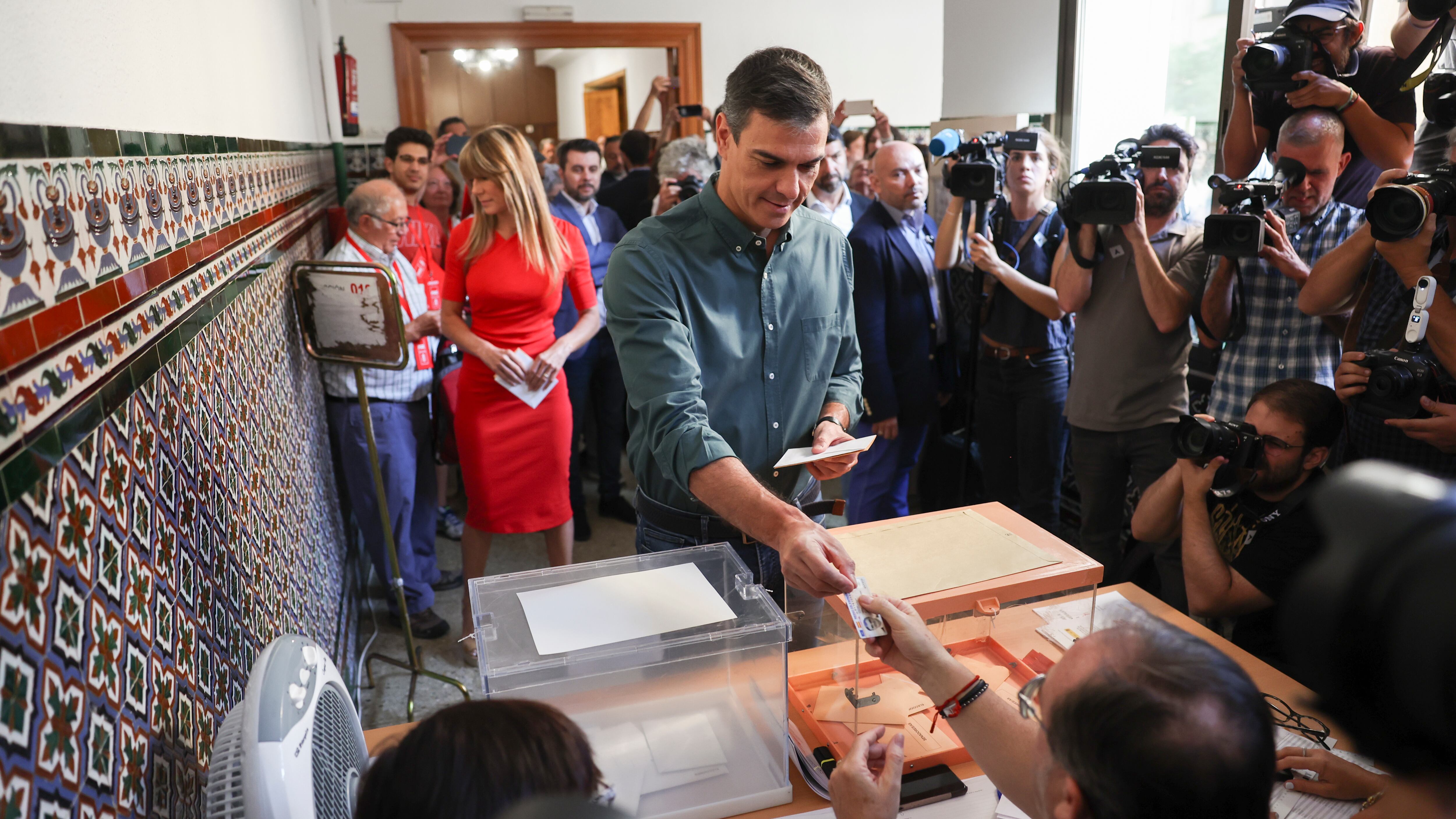 El presidente del Gobierno y candidato del PSOE, Pedro Sánchez, vota en el colegio Bueno Consejo de Madrid, este domingo por la mañana.