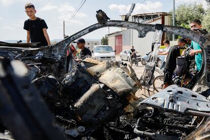 El vehículo atacado por Israel en Zeita, cerca de Tulkarm, en Cisjordania este sábado.