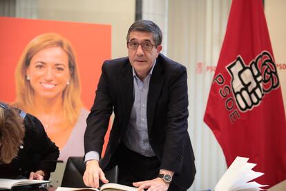 Patxi López firma en el libro de condolencias de Carme Chacón.