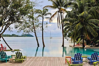 En el centro del Parque Nacional de Portobello, una selva tropical rodeada de arrecifes de coral, el resort panameño <a href="http://www.elotrolado.com.pa/" target="_blank">El Otro Lado</a> integra su arquitectura en el entorno. Cuatro villas que se pierden en la selva. De la misma manera, la piscina infinita se funde con la bahía.